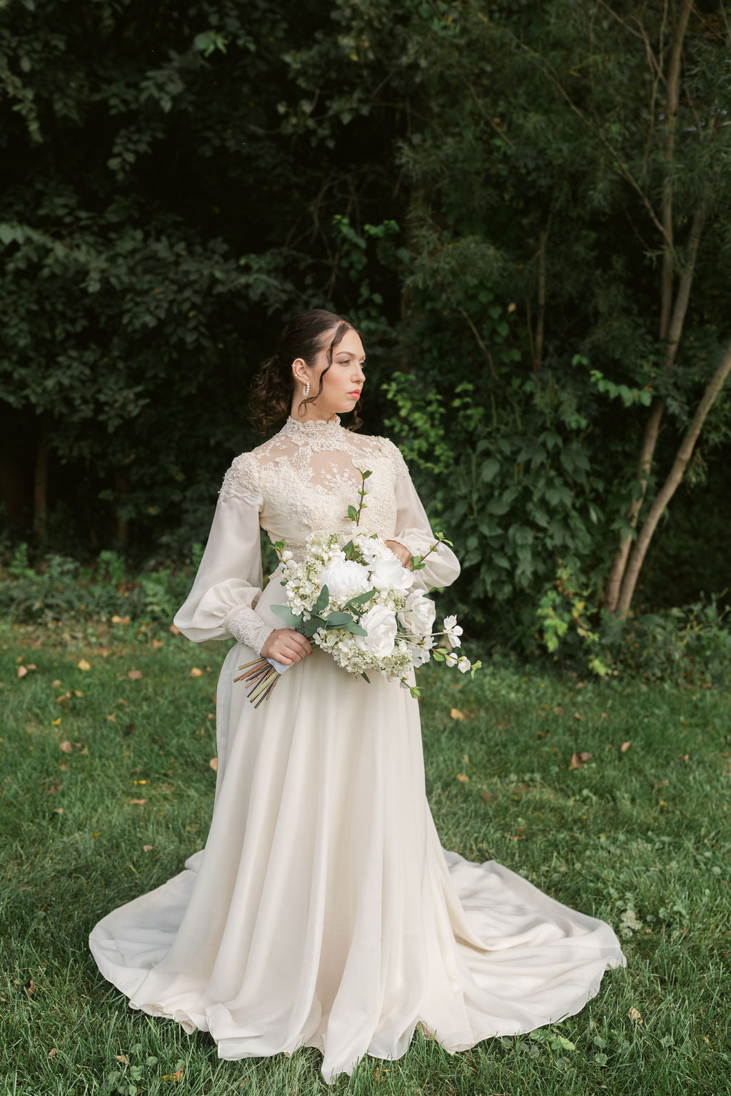 bouquet for champagne wedding dress Beautiful Champagne Wedding Dresses